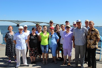 Проживающие Энгельсского дома-интерната для престарелых и инвалидов совершили прогулку по Волге